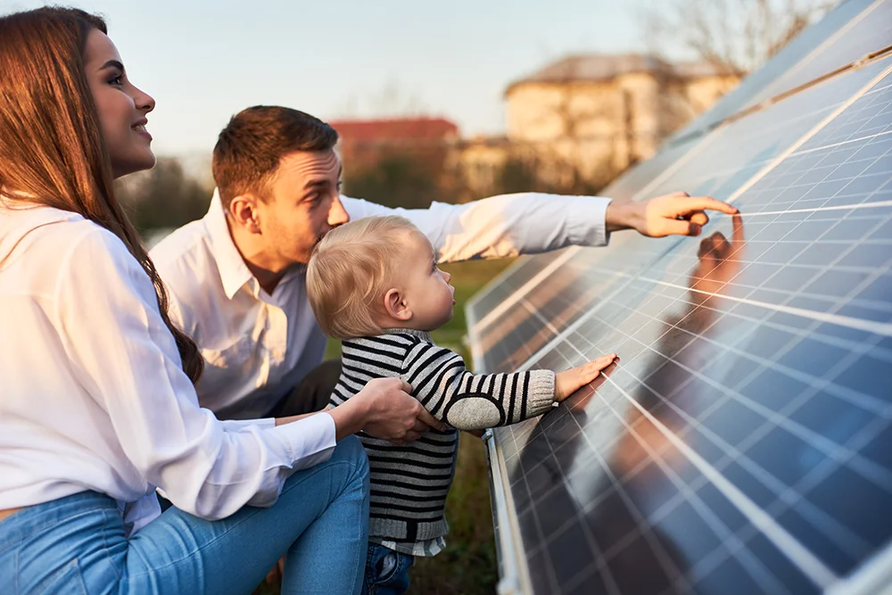 Darstellung einer glücklichen Familie aus der Eifel, bei der sich die Unabhängigkeit durch Solarmodule, welche durch den Photovoltaik-Anbieter Trisola installiert wurden, ausgezahlt hat.